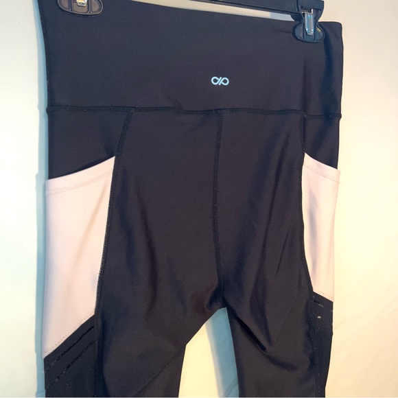 High Waisted Black Leggings w/ light pink pockets Size Medium - Picture 4 of 10